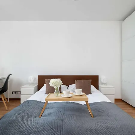 Przestronny Z Balkonem I Miejscem Do Pracy By Renters アパート *