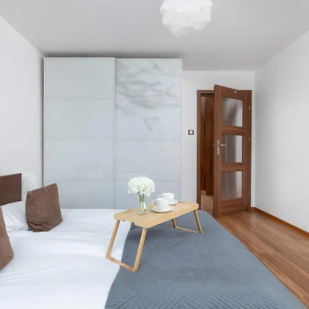 アパート Przestronny Z Balkonem I Miejscem Do Pracy By Renters ザブジェ