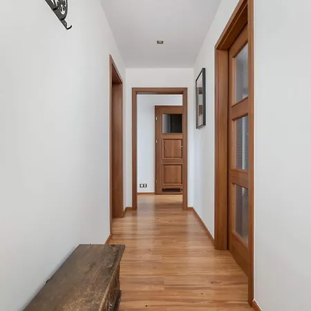 Przestronny Z Balkonem I Miejscem Do Pracy By Renters شقة